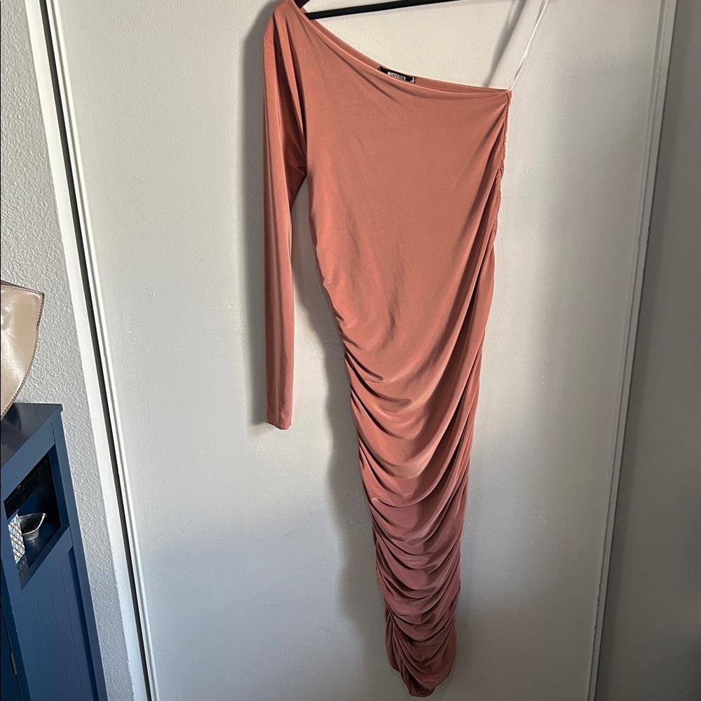 Missguided Maternity One-Shoulder Ruched Special Occasion Semi-Formal Midi Dress - Picture 11 of 11